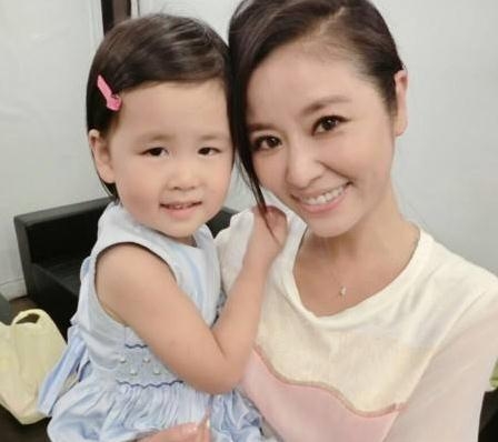 林心如晒女儿礼物 网友说价值上百万比李湘还土豪