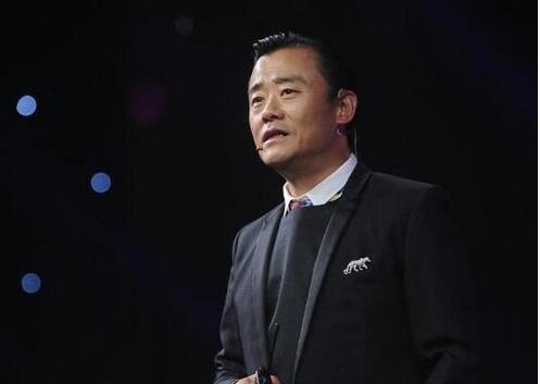 周立波案延时至国内半夜审讯 与妻现身前往法院