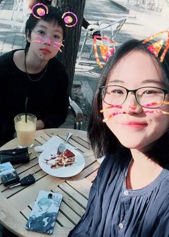 窦靖童和同父异母妹妹窦家媛外出聚会 假小子变少女还会卖萌