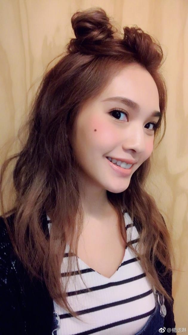 杨丞琳微博晒双丸子头卖萌搞怪 红润美颜惹人爱