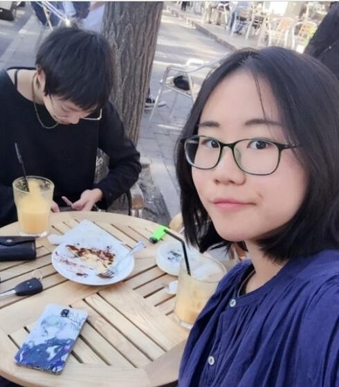 窦靖童与妹妹同框 一向帅气的她变得可爱了