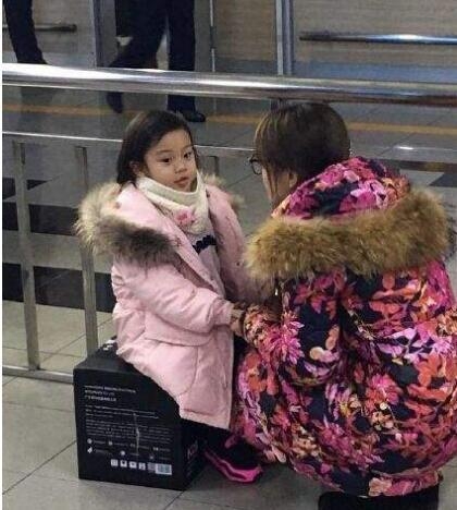 李小璐带甜馨去机场显温情 网友却因这两个细节气炸了