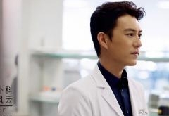 电视剧《外科风云》热度不减 靳东醋坛子打翻一