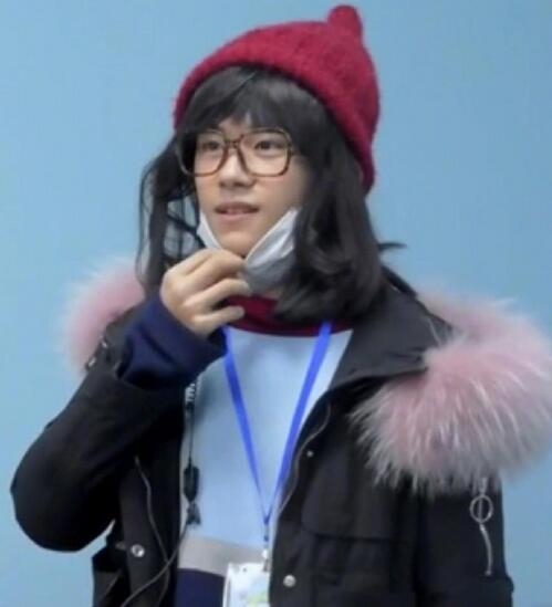 TFBOYS扮女装易烊千玺左拥右抱 王俊凯豪放坐姿辣眼睛
