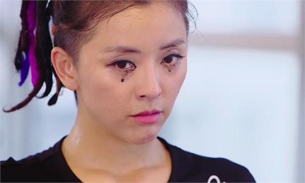 乐嘉节目欲强吻谢娜被躲闪 三番五次亲女嘉宾鲁豫都看不下去