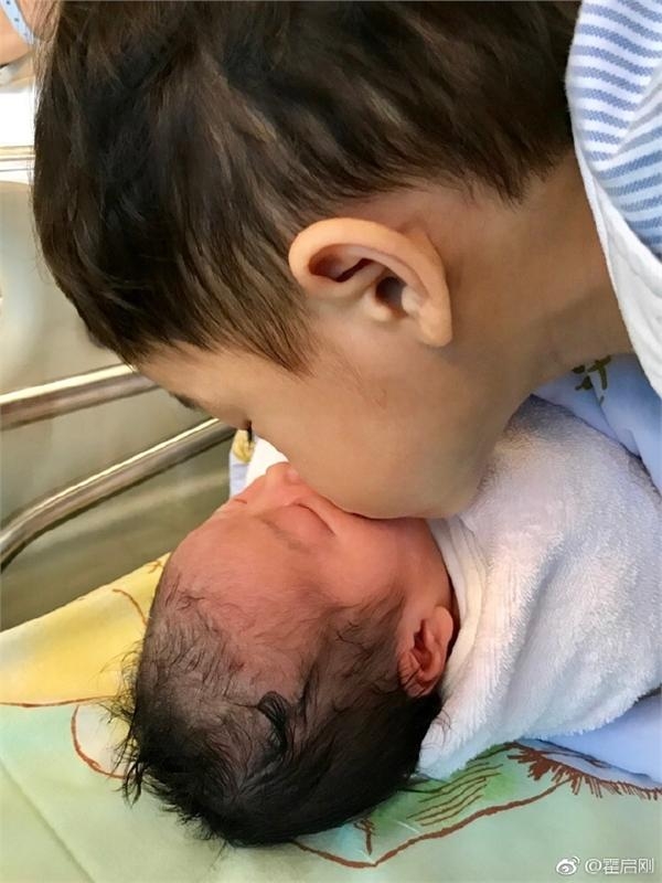 郭晶晶二胎产女儿子趴床边吻妹妹 霍震霆7个字形容孙女长相