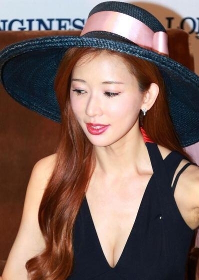 林志玲大秀事业线 不惧走光向前倾