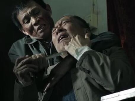 网友痛骂毁容劫持人质的王文革太恶心 但他的来头比谁都大