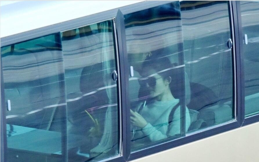谢娜删博风波后首露面 一路听歌心情不错