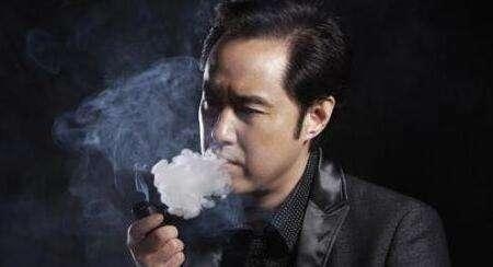 把HDboys扔到荒岛上求生 高育良最先挂孙连城超开心  《人民的名义》这部电视剧已经是彻底深入人心，用网友的话说就是，一个小小的光明区长孙连成都有粉丝，几大个性鲜明的主演就更加不用说了。看剧的观众代入感太强，替剧中的演员们组了个话题，如果把沙瑞金、李达康、高育良、祁同伟、赵东来、赵瑞龙、孙连城等HDboys扔到荒岛上求生，谁会最先挂?对此，网友分别有不同的看法。  其中得票数最高且没有分歧的答案是，最先挂的人肯定非高育良莫属。高育良虽然是这些HDboys里边最会说话还会装糊涂的人，但他输在年龄和身体上。当了多年领导的他即将到退休的年纪，在荒岛上求生的话，他绝对体力不支，不能保证自己的人身安全。  而最有可能生存下来的人反而是一向喜欢搞小团体的祁同伟。对于祁厅长这个人，网友有两种理由来支持他。一是祁同伟这个人急功近利，为了权利和官位，可以在一个自己讨厌至极却又有着深厚背景的梁璐面前下跪求婚，所以一旦被扔到荒岛上，这样一个党性不强又没什么原则的人，他为了活命肯定什么事情都能干出来!另外，祁同伟会挖地种菜，最擅长讨好别人，说不定他能在荒岛上找到金矿。  沙瑞金是汉东省的一把手，他在这个队伍里的权利也是最牛逼的，领导的架子不能少，所以他很有可能还是HDboys里的领头者，带领大家一起求生。另外，私下里的张丰毅酷爱健身，与高育良扮演者张志坚年龄差不多，但两个人的身体素质因健身而被区分开来，张丰毅的体能明显秒杀张志坚，所以就算中间有人叛变，他也能一个人生活下去。  赵东来和沙瑞金不相上下，除了官位和权利不在一条线上，在荒岛上，他应该是沙瑞金最得力的助手。看过电视剧的网友应该没有错过赵东来打拳击的那一幕吧，他身上的肌肉一看就超级结实，没有一二十年的健身经验，绝对不会有这么棒的身材。两人联手的话，不出意外是荒岛上活得最久的人。  达康书记的年龄也不占优势了，网友打趣道，把全部精力献给工作的他一到荒岛上可能会闹出笑话，首先是霸占山头，然后就是考察情况，先修路后建旅游景点，最后成为荒岛一霸。  赵瑞龙是个公子哥，基本上一辈子都没怎么做过苦力，全身上下散发着一种养尊处优的纨绔子弟气息，所以最不能适应环境的人或许就是赵瑞龙。但这个人头脑灵活点子多，和祁同伟是一路人，在荒岛上搭个伙求生存也是有可能的。  最诗意的就是孙连城了，心怀宇宙的他被扔到黄岛后或许很开心，毕竟他能在一个尚未开发过的地方遥望浩瀚无垠的宇宙了!