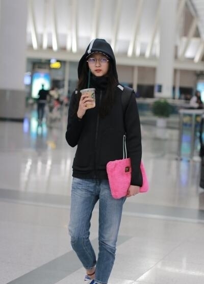 关晓彤学生装扮现身机场 边走边喝咖啡窃喜比耶