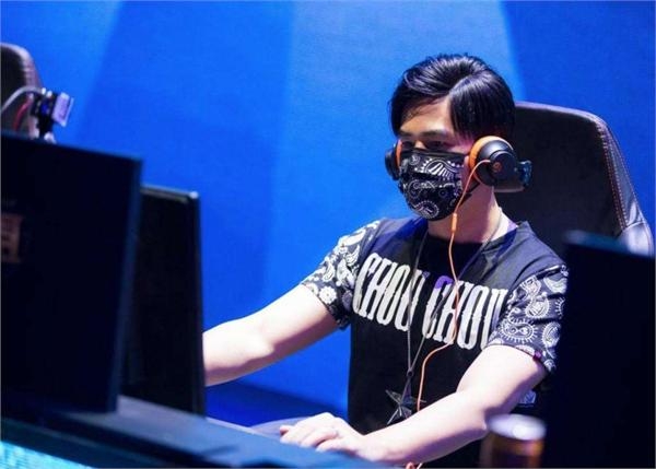 周杰伦深圳开网吧超级豪华 网友：一个被唱歌耽误的电竞选手