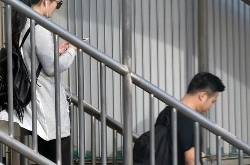 谢娜删博风波后首露面 一路听歌心情不错