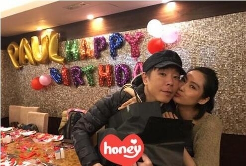 朱茵献吻黄贯中为其庆生 女儿近照曝光越来越可爱