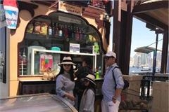 李湘一家三口游迪拜 发现被偷拍后王诗龄的表情