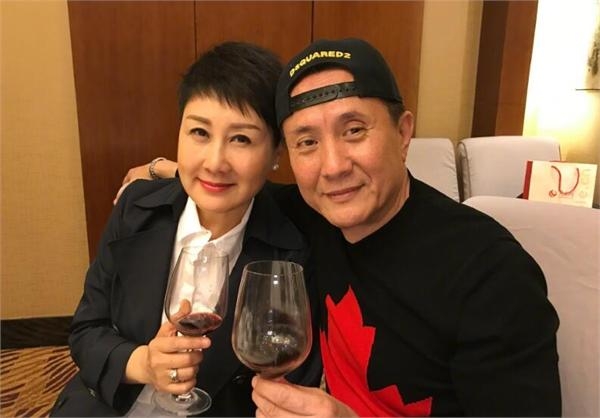 育良书记剧外原配正面照曝光 网友：还是和吴老师有夫妻相