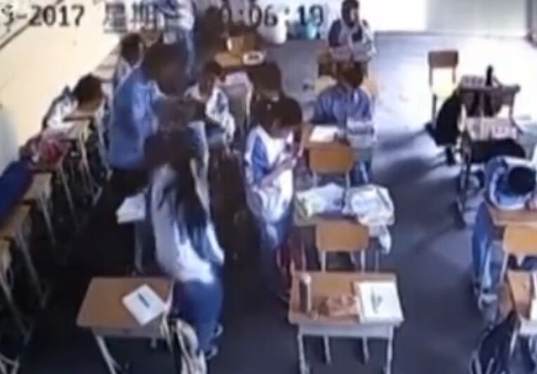 女生被同学打到休克