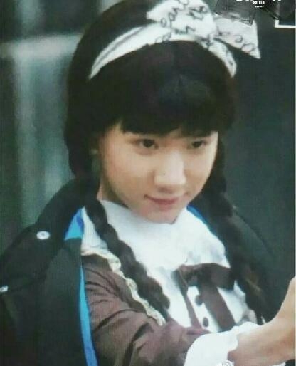 TFBOYS扮女装易烊千玺左拥右抱 王俊凯豪放坐姿辣眼睛