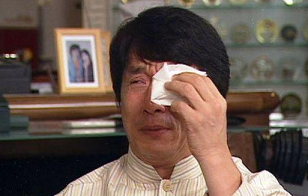 小龙女返港入院被传自杀名嘴批成龙人渣 吴绮莉闺蜜怒呛向太