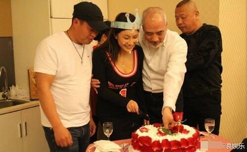 66岁港星被曝搭上23岁爆乳网红认作干妹妹 称在大陆拍戏常有艳遇
