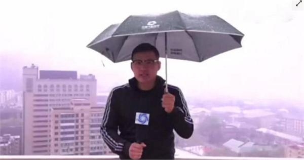 气象主播现场连线遭雷劈全程被直播 摄像手上冒出黄色火花
