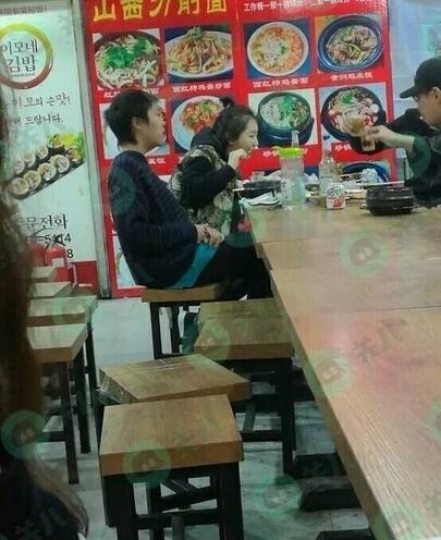 周冬雨窦靖童小馆子喝酒撸串 这吃相太豪迈