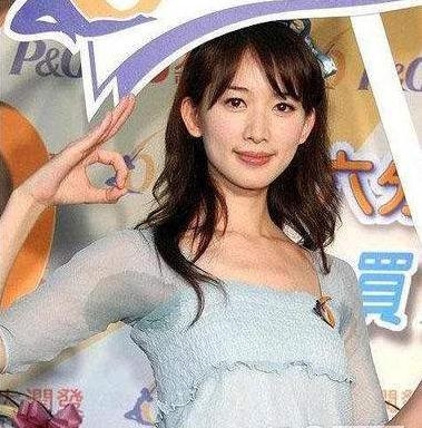 林志玲穿睡衣亮相尽显老态 腋下湿了一片还暴露了腿上的秘密