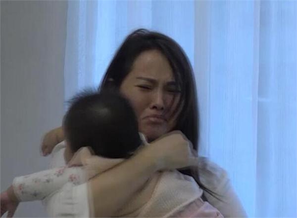 女儿跌倒伊能静被吓傻自抽耳光大哭 手撕芒果台人前一套背后一套