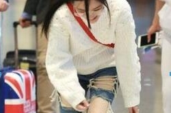 李小璐走平路摔跤，透明眼镜搭配渔网牛仔裤