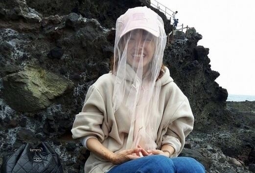 蔡依林海边度假化身渔家姑娘，粉色网纱棒球帽超可爱！
