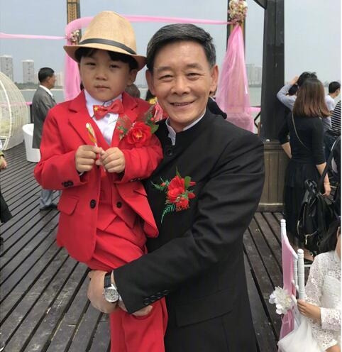 被范冰冰李晨抱着的那个萌娃是何方神圣？半个娱乐圈都被他收割
