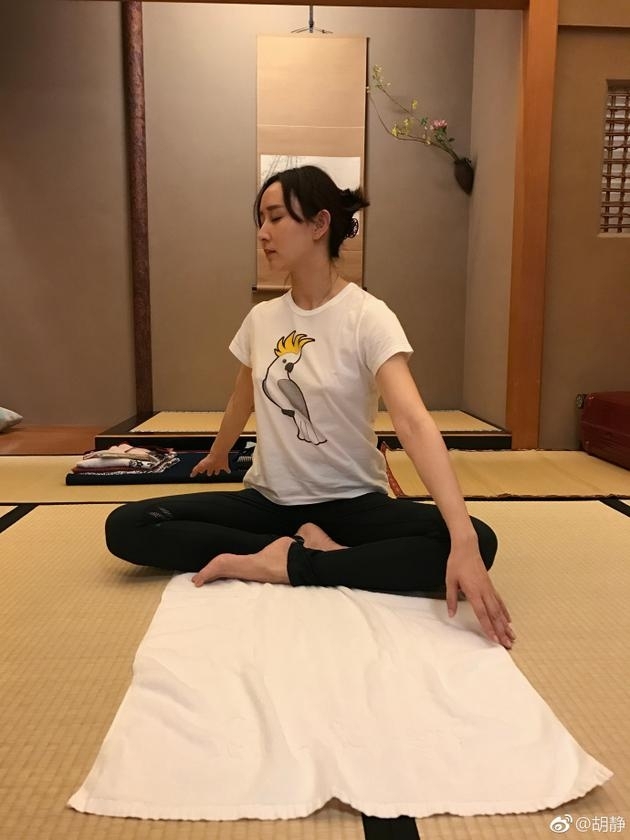 胡静发微博示范瑜伽减肥动作 笑称胖成了古月青争