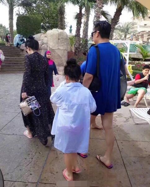 李湘一家三口游迪拜 发现被偷拍后王诗龄的表情亮了