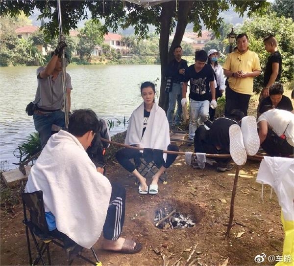 车晓拍戏叉开腿坐姿豪放 结果被围观群众错认成马冬梅