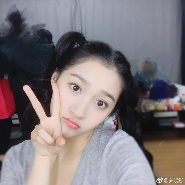 青春有活力!关晓彤双马尾蝴蝶结又美出新高度