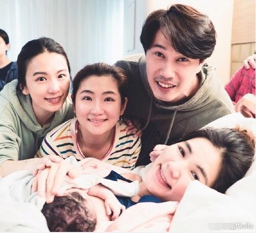 ella晒儿子照片SHE素颜合体 讲述生产经过：床上自然产没打无痛