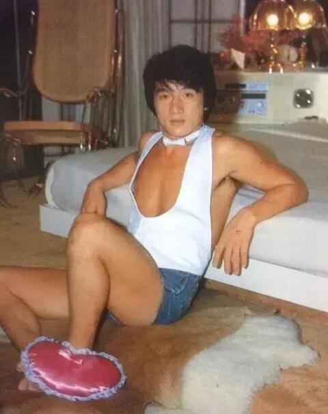 拿终身成就奖做走在时尚最前端的男人 成龙就是这么自信