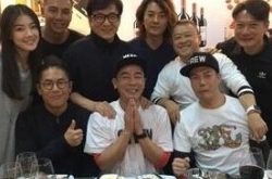 陈小春晒古惑仔与成龙曾志伟聚餐照