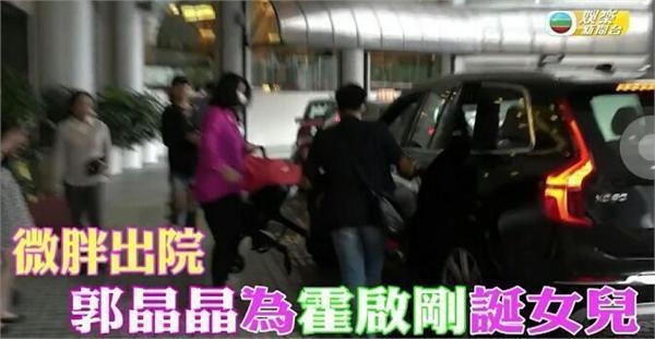 郭晶晶二胎产女儿子趴床边吻妹妹 霍震霆7个字形容孙女长相