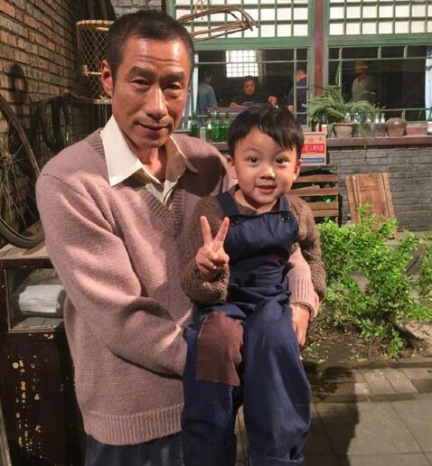 被范冰冰李晨抱着的那个萌娃是何方神圣？半个娱乐圈都被他收割