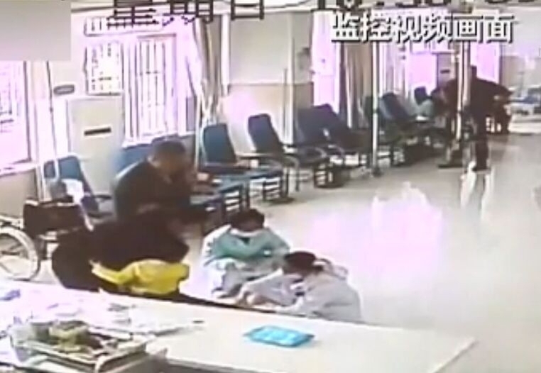 护士遭患儿家属脚踹
