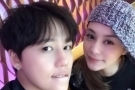 阿娇反戴棒球帽晒搞怪自拍照 美得不可一世