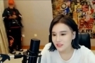 爆笑！女儿正在做直播 爸爸突然推门进来了