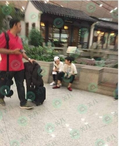 周冬雨窦靖童小馆子喝酒撸串 这吃相太豪迈