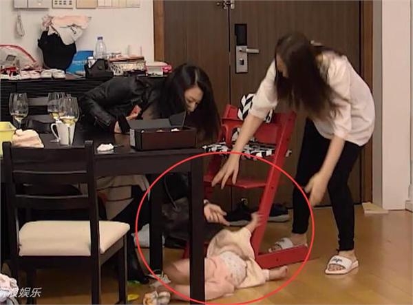 女儿跌倒伊能静被吓傻自抽耳光大哭 手撕芒果台人前一套背后一套