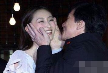 拿终身成就奖做走在时尚最前端的男人 成龙就是这么自信