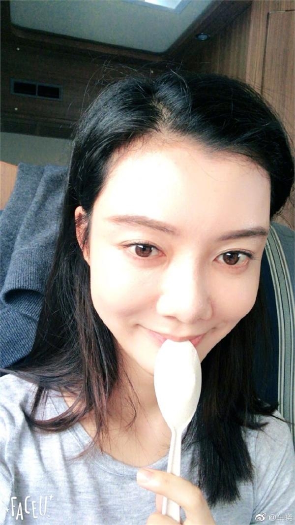 车晓拍戏叉开腿坐姿豪放 结果被围观群众错认成马冬梅