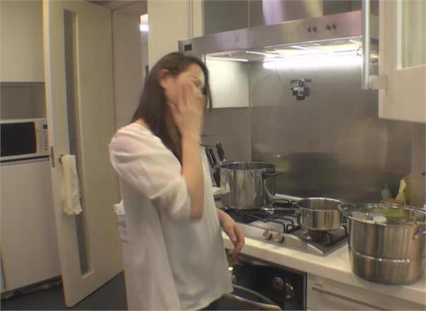 女儿跌倒伊能静被吓傻自抽耳光大哭 手撕芒果台人前一套背后一套