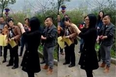 李湘回乡祭祖不满被乡亲围观全程黑脸 仪式没完