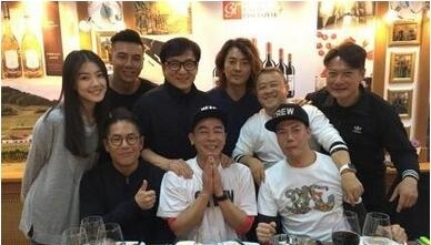 陈小春晒古惑仔与成龙曾志伟聚餐照